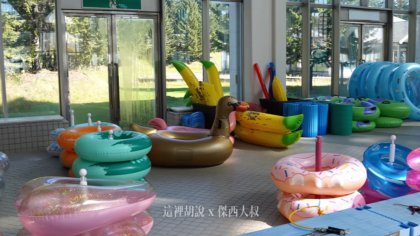 一旁可以租借各種游泳圈 一旁可以租借各種游泳圈