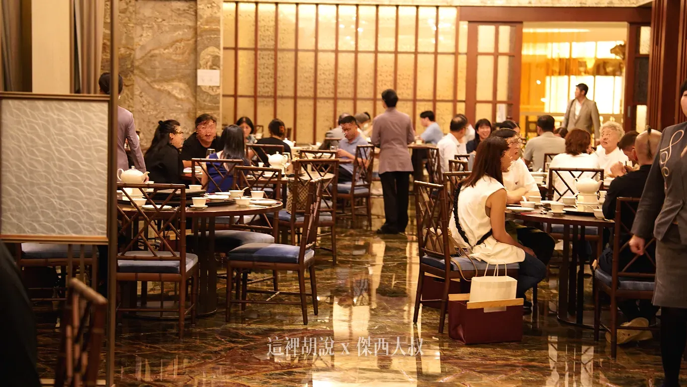桌數並不多，但服務人員配置上算是足夠