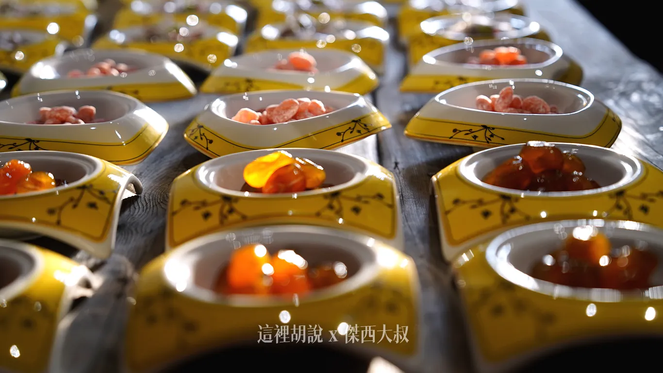傑西偷偷潛入了廚房，滿滿的盤子剛好夕陽照射到宜蘭金棗上頭