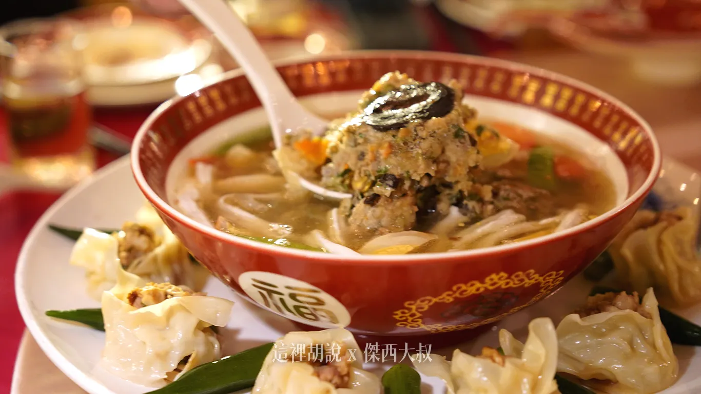 日月雙撇湯一旁搭配的是兆麟師傅現包的台式燒賣