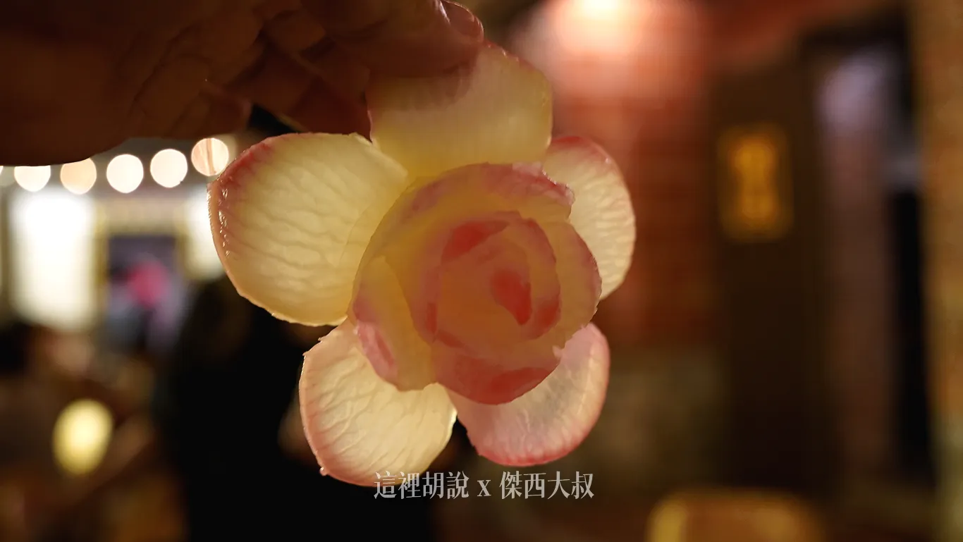 傑西拿起餐盤上面透明可以見光的雕花，可以看到老師父的雕花功力