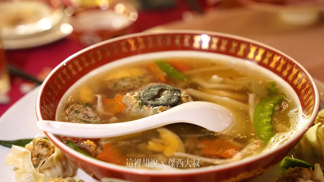 日月雙撇湯，特別加料版本，裡面還有龍骨髓
