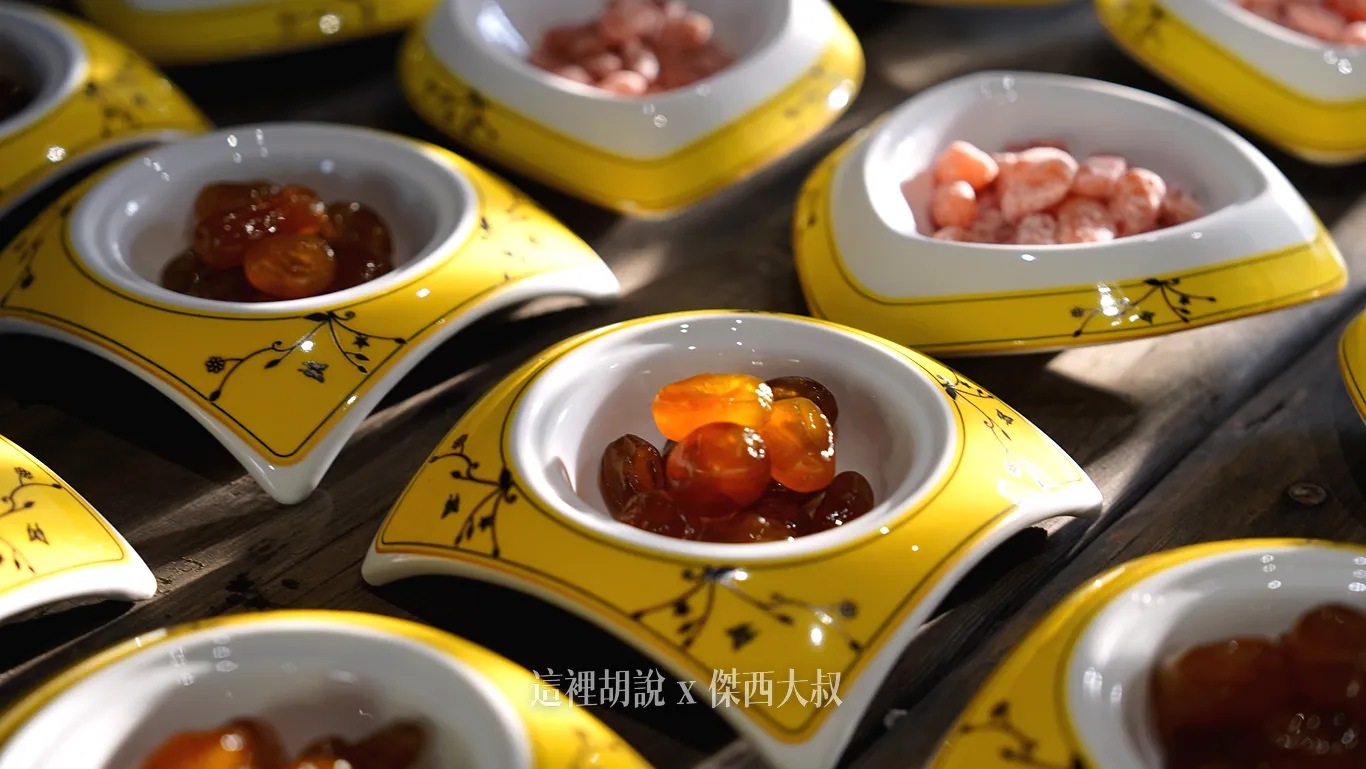 備菜的桌板是非常古早的木條桌，顏色都非常的深，非常有辦桌的氣氛