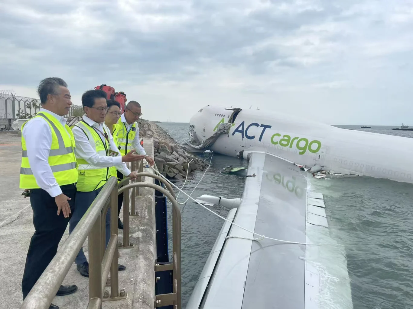 機管局主席林天福（左二）在機管局行政總裁張李佳蕙（右二）、機管局機場運行執行總監姚兆聰（右一）及機場保安有限公司行政總裁張德強（左一）陪同下視察事故現場。林天福主席對兩位員工離世深表哀痛，並向他們的家屬致以深切慰問。他已指示團隊盡一切能力支援死者家屬，並在完成所有必要的後續工作後盡快重開北跑道。