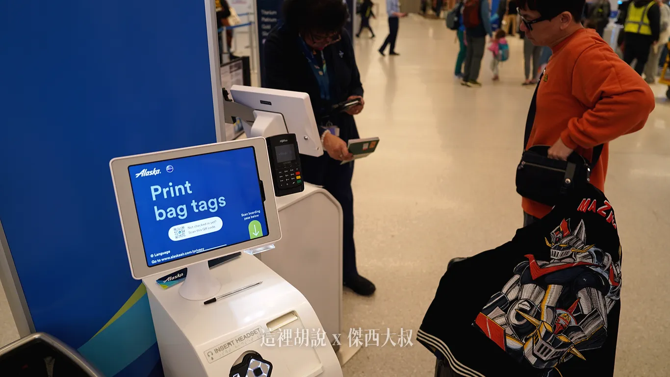 在機場進行報到程序左側為航空公司人員讀取護照印出登機證