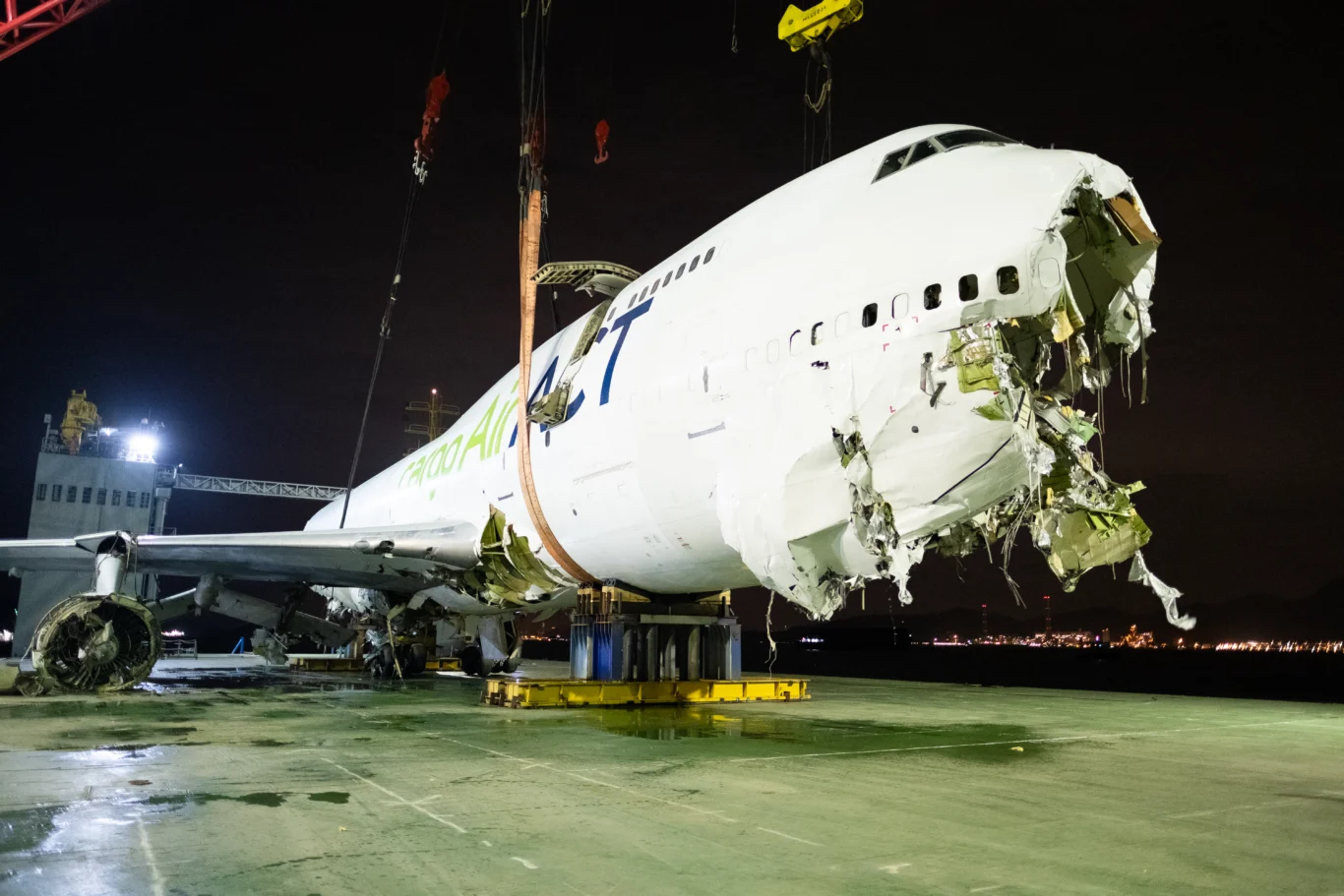將飛機機身吊起放置在躉船