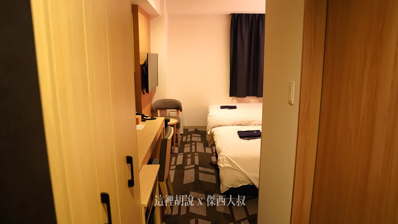 打開房間門一側是衣櫃、另外一側則是衛浴設備 打開房間門一側是衣櫃、另外一側則是衛浴設備