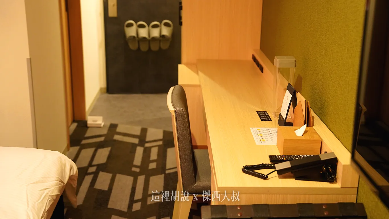 書桌的部分設置了不少插頭 書桌的部分設置了不少插頭