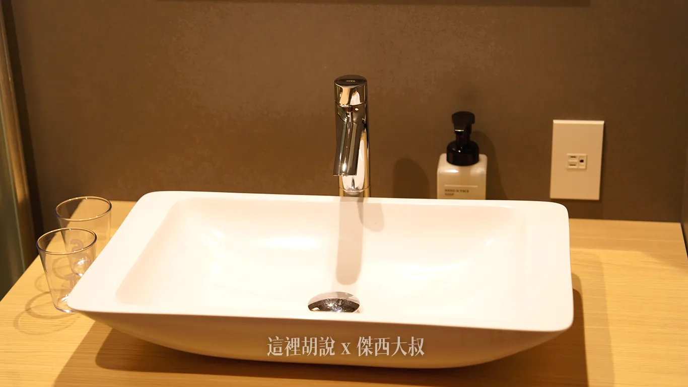 整體浴室都維持著木質調的裝潢配色 整體浴室都維持著木質調的裝潢配色