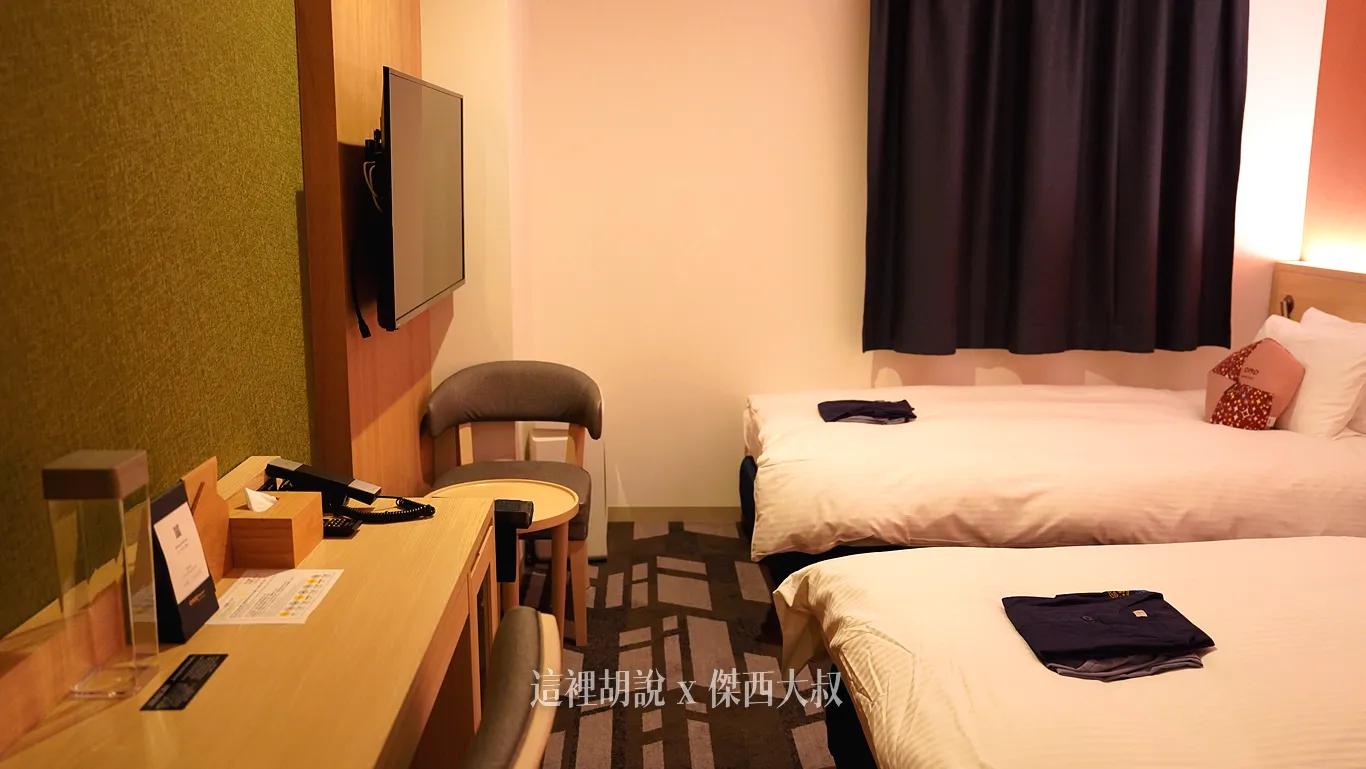書桌的部分維持一字形的設計,放東西的地方算蠻多的書桌的一旁是則是電視 書桌的部分維持一字形的設計,放東西的地方算蠻多的書桌的一旁是則是電視