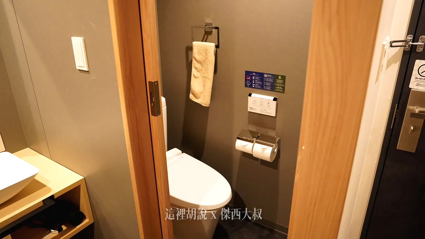 洗手間的部分則淋浴間跟洗手間中間間隔洗手台分開 洗手間的部分則淋浴間跟洗手間中間間隔洗手台分開