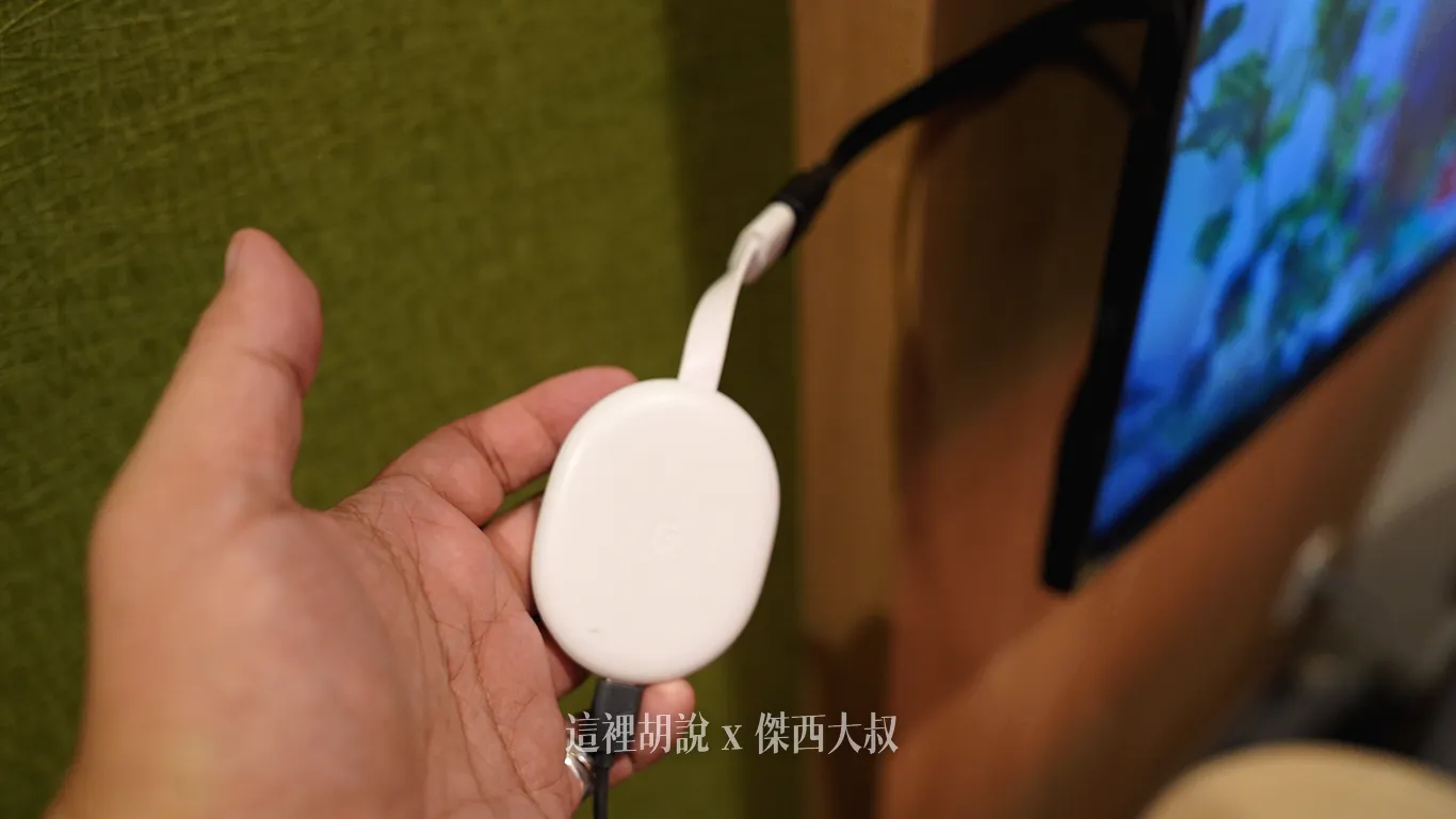 而電視則是承襲了OMO一貫的貼心,有提供額外的HDMI延長線,讓你不用搬動電視,方便像傑西一樣需要外接電視棒的旅客。 而電視則是承襲了OMO一貫的貼心,有提供額外的HDMI延長線,讓你不用搬動電視,方便像傑西一樣需要外接電視棒的旅客。