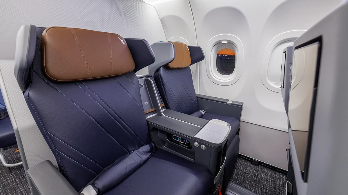 豪華經濟艙 (Premium Economy) 座位則配有升級的蝶翼式頭枕 (winged headrests)、小腿與腳部支撐架 (calf and footrests) 及無線充電功能 豪華經濟艙 (Premium Economy) 座位則配有升級的蝶翼式頭枕 (winged headrests)、小腿與腳部支撐架 (calf and footrests) 及無線充電功能