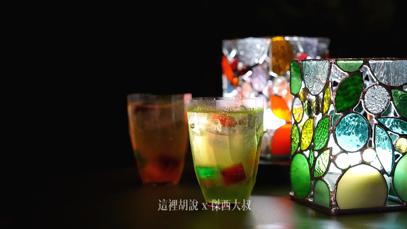 季節飲品閃耀哈密瓜蘇打飲」,可享受北海道風味的紅肉哈密瓜與青肉哈密瓜。這款飲品以芳醇濃郁的哈密瓜蘇打為基底 季節飲品閃耀哈密瓜蘇打飲」,可享受北海道風味的紅肉哈密瓜與青肉哈密瓜。這款飲品以芳醇濃郁的哈密瓜蘇打為基底