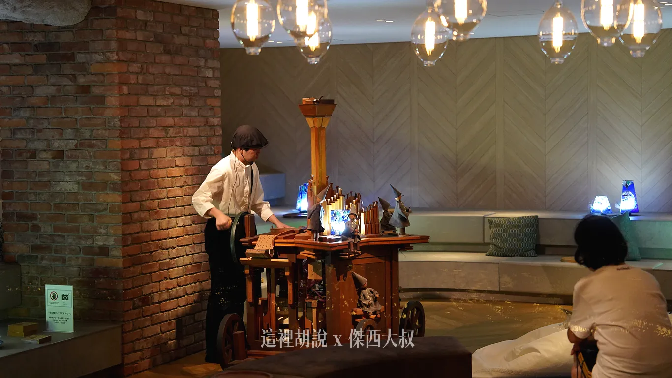 每天晚上都有手風琴的表演 每天晚上都有手風琴的表演