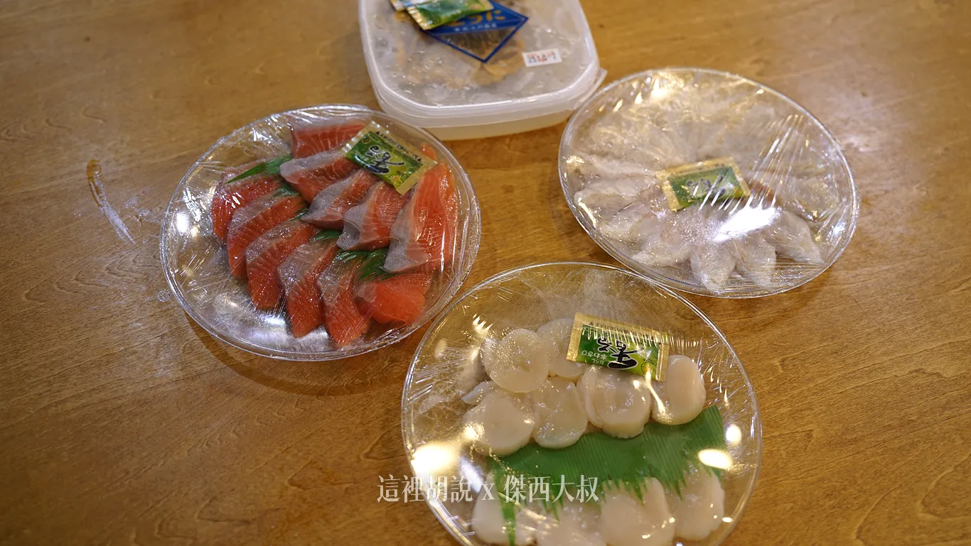 因為一直看到鮭魚就點了鮭魚還有干貝、八角魚