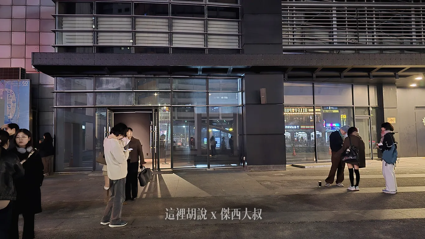 可以由這一張照片瞭解建築物一層的樓高了,他一層就是一般樓層的兩層 可以由這一張照片瞭解建築物一層的樓高了,他一層就是一般樓層的兩層