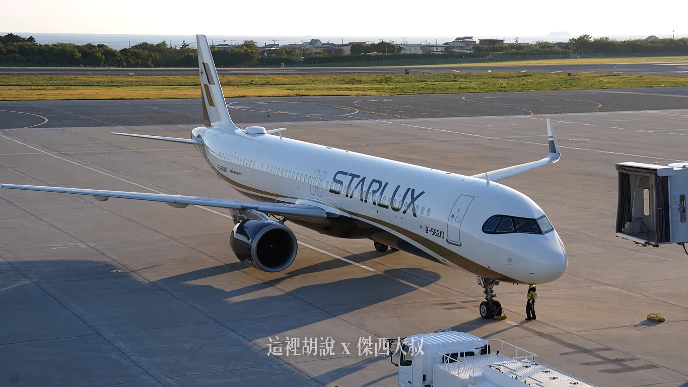 因為機場很小，傑西託運完行李之後就跑去國內線拍飛機