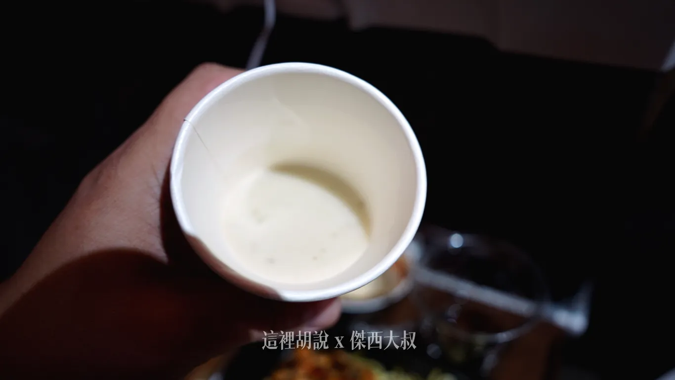星宇航空一定要點的就是湯的部分（在飲料車上面）