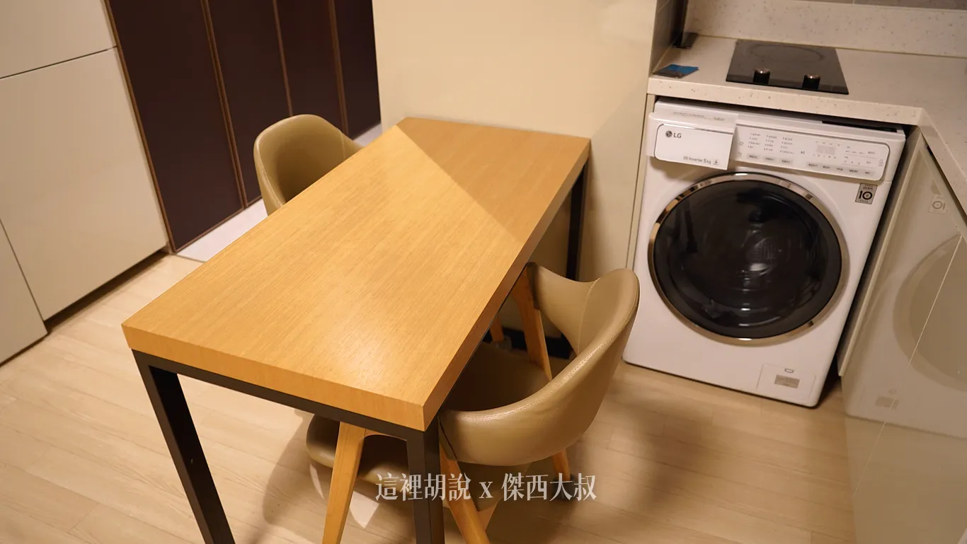 兩人餐桌滾筒洗衣機跟上面的簡單的電磁爐