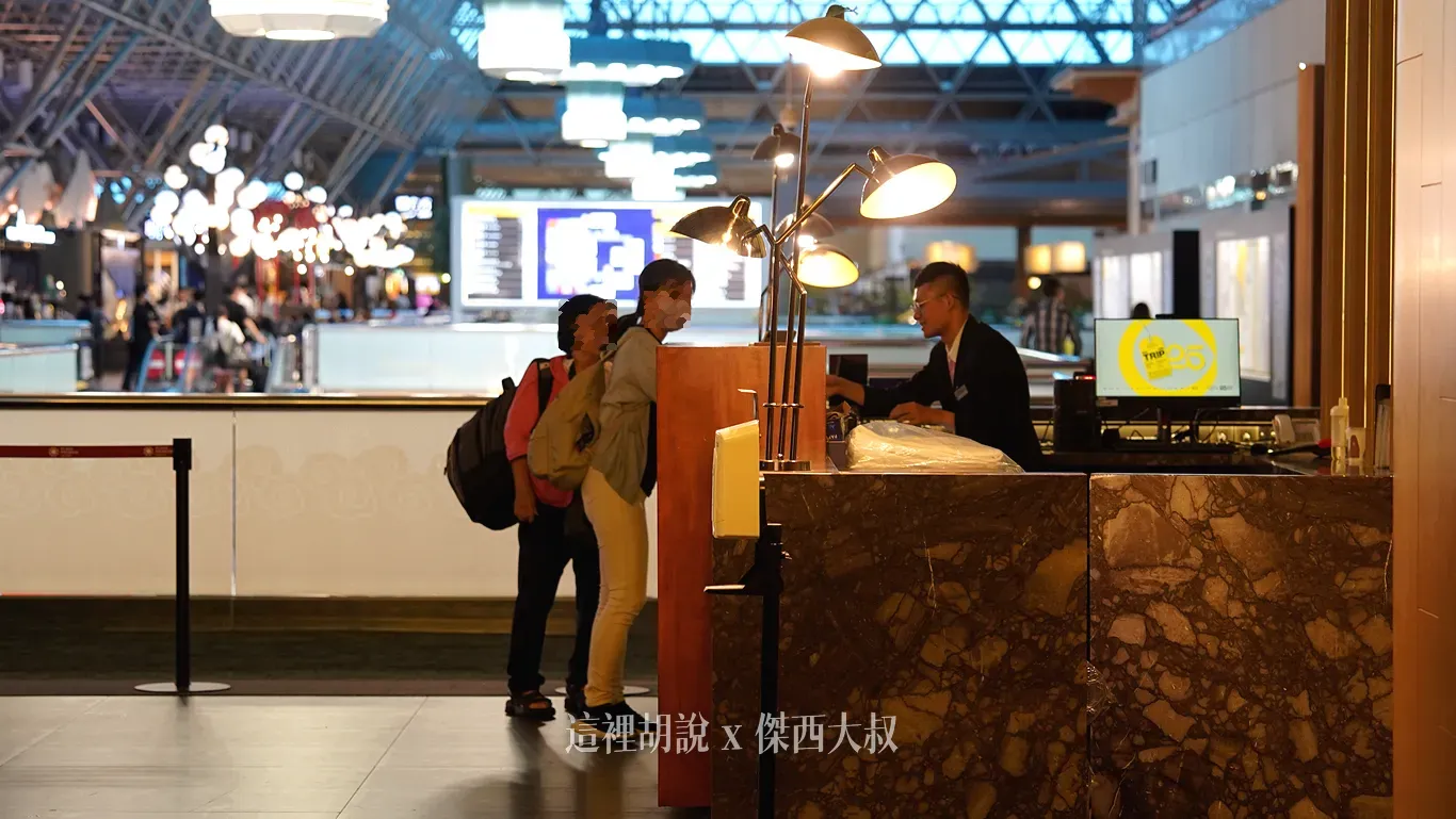 這張照片左側就是通過證照查驗左側的電動扶梯上樓