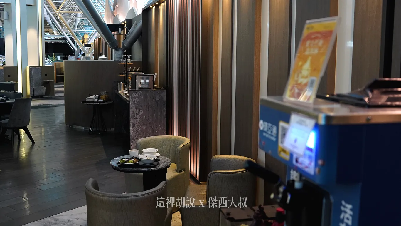 基本的麵包熱食餐台跟冰淇淋