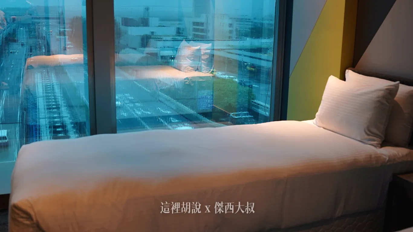 單人床墊如果想要休息的話可以把窗簾拉下