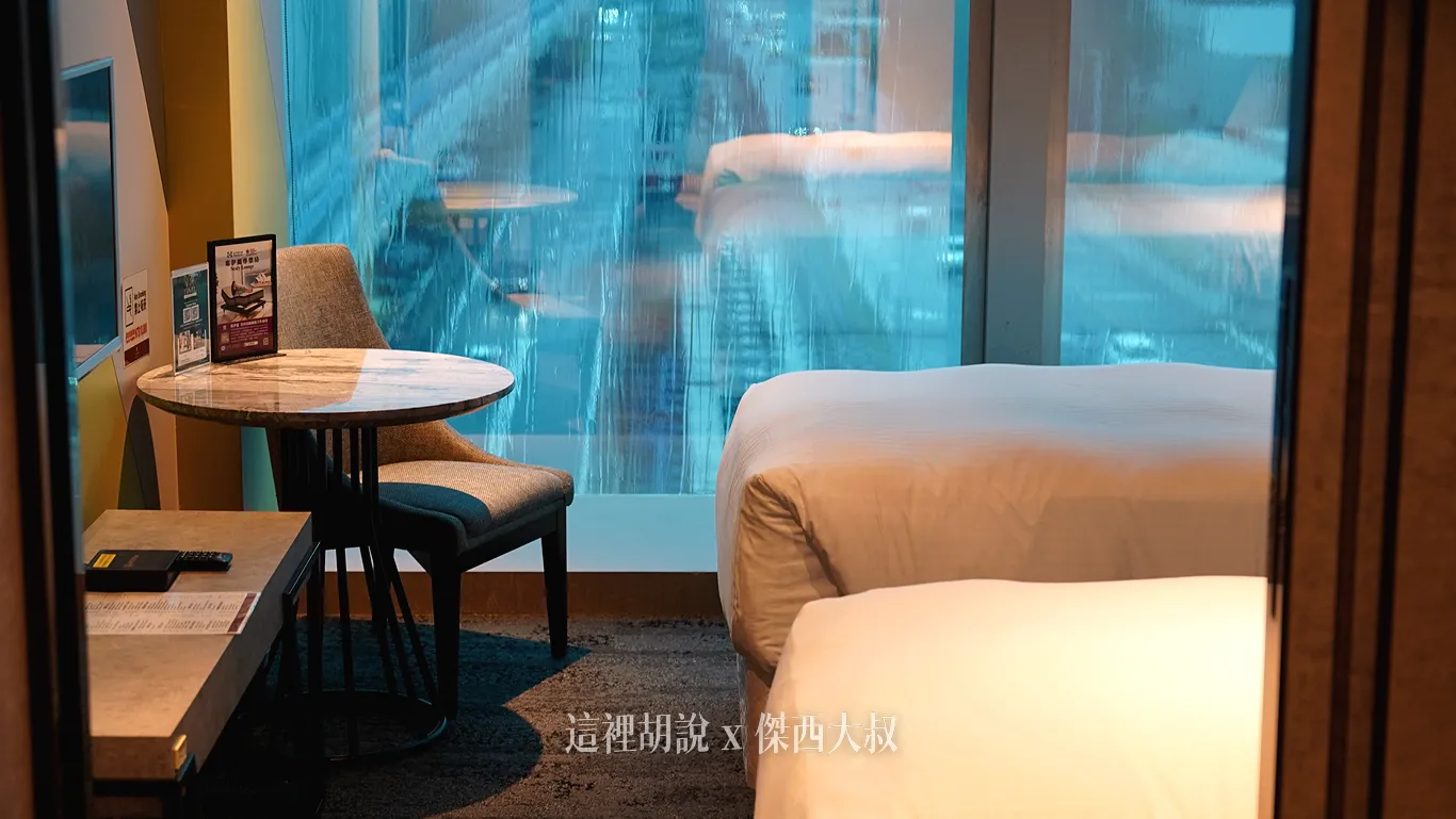 窗簾拉開之後可以看到桃園機場聯外道路，拍攝當天在下雨