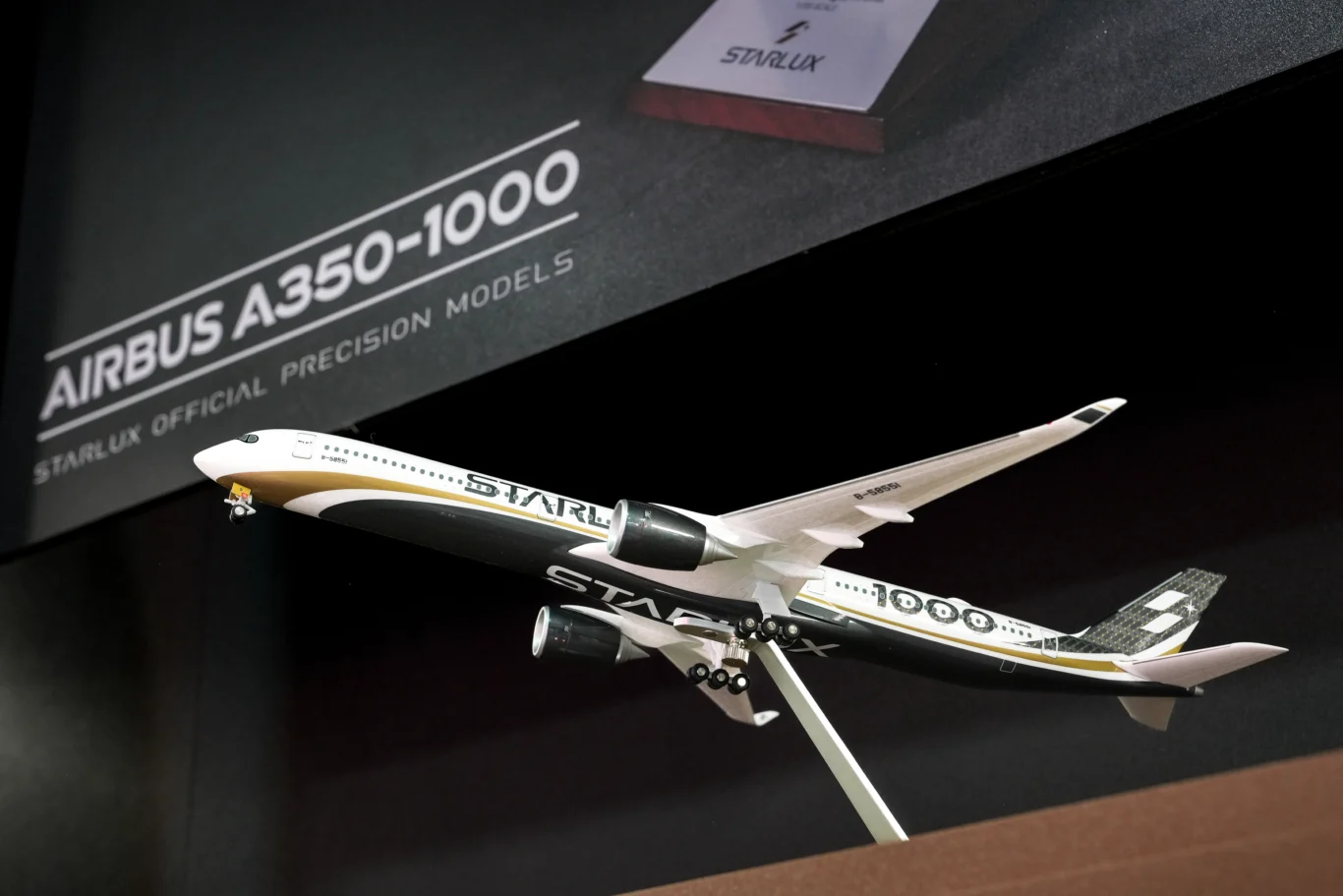 A350-1000以碳纖維為設計主題、曜石灰搭配大地金新尾翼塗裝，機身印上象徵新世代機型的「1000」字樣