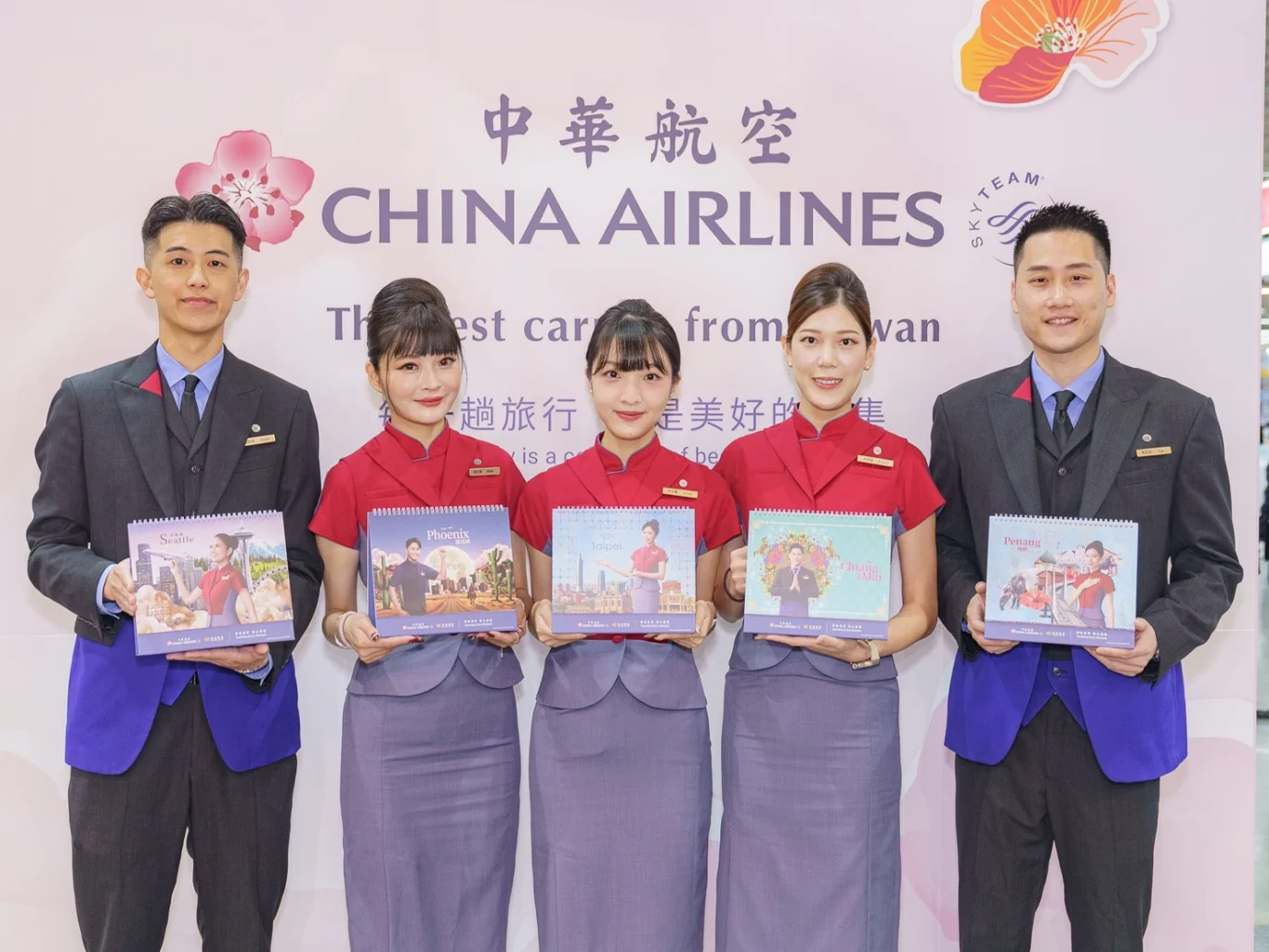 華航制服人員展示2026年唯美桌曆，歡迎民眾拍照前來打卡留念，就有機會獲得只送不賣的限量桌曆。