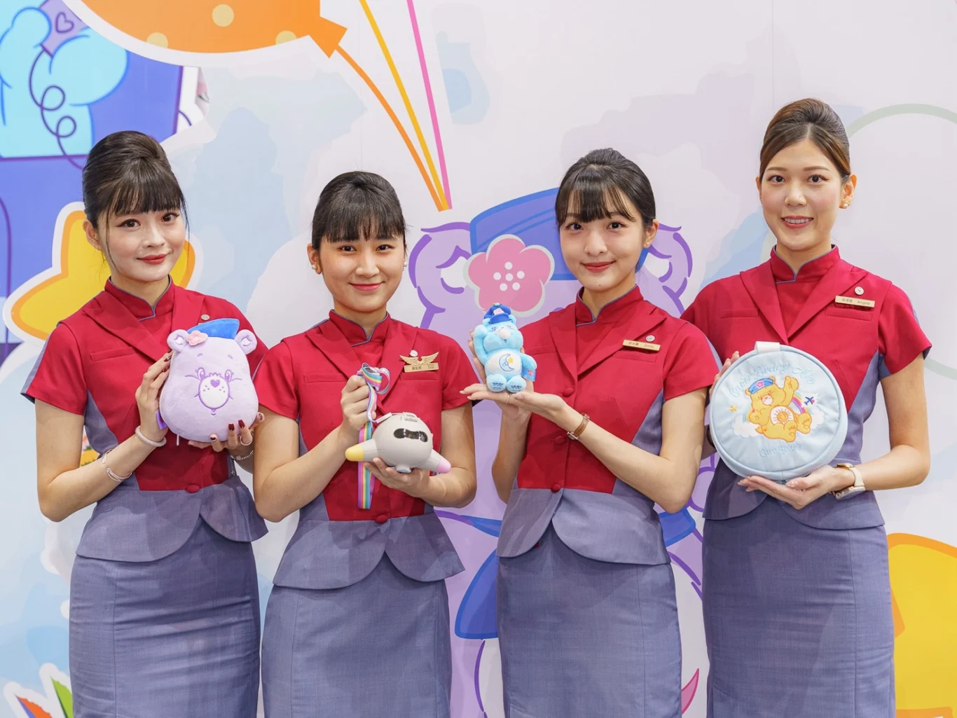 華航活動攤位設有「雲端精品館」，攜手五桐號與風靡全球的Care Bears™愛心小熊跨界聯名，現場獨家販售多款可愛商品，把握機會搶購。