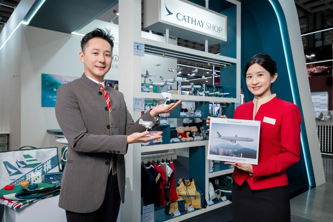 旅展現場販售多款 Cathay Shop 質感選物，包括僅於機上販售的「國泰航空波音 777-300ER 拼圖」與「國泰航空飛機盲盒全套組」。