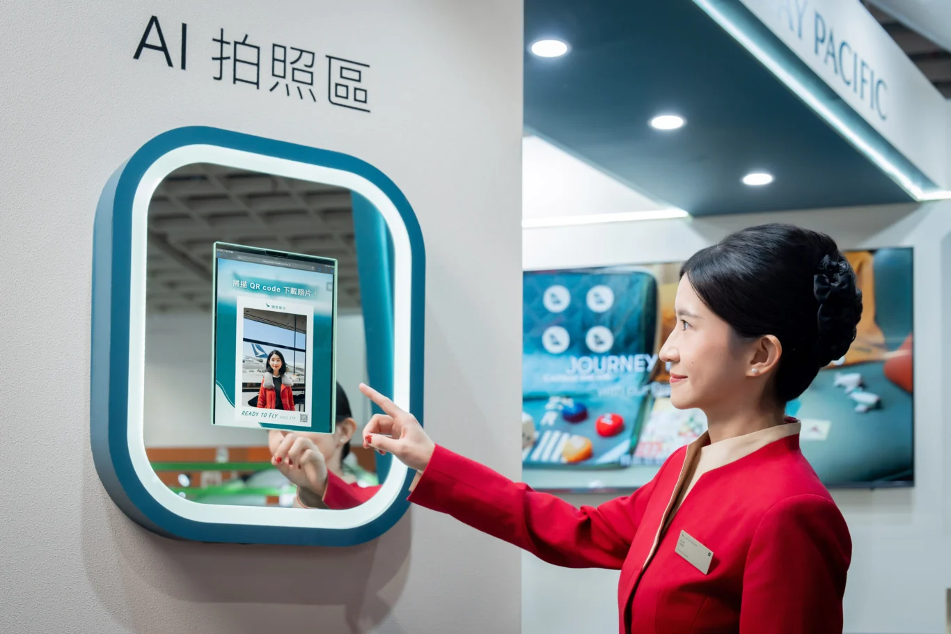 國泰航空在 ITF 旅展現場設置「一拍即飛」 AI 拍照體驗，讓民眾體驗拍攝 Q 版環遊世界打卡照。