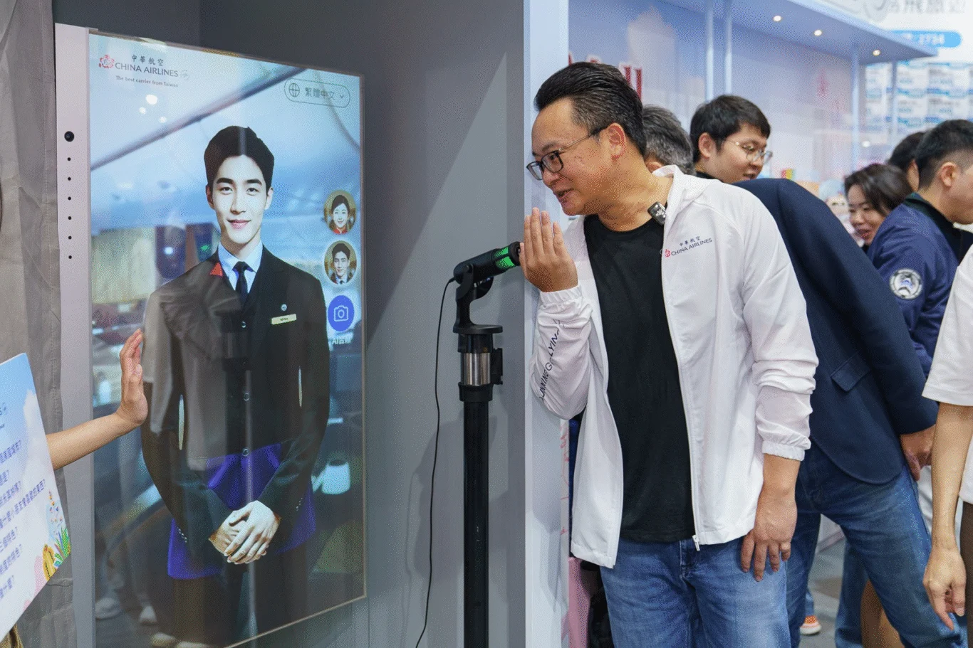 華航總經理陳漢銘與旅展首次推出的小花 AI 客服熱情互動,同時鼓勵在場員工,齊心為旅展衝刺業績。 華航總經理陳漢銘與旅展首次推出的小花 AI 客服熱情互動,同時鼓勵在場員工,齊心為旅展衝刺業績。