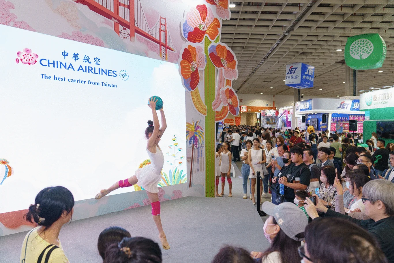 華航展區今(8)日特別邀請藝人瑞莎帶領的「瑞星韻律體操」帶來精彩表演,聚集滿滿人潮。 華航展區今(8)日特別邀請藝人瑞莎帶領的「瑞星韻律體操」帶來精彩表演,聚集滿滿人潮。
