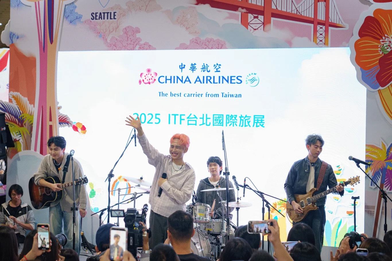 人氣天團「理想混蛋」登華航展區開唱 嗨翻 ITF 旅展現場 - 這裡胡說 JL TALKS