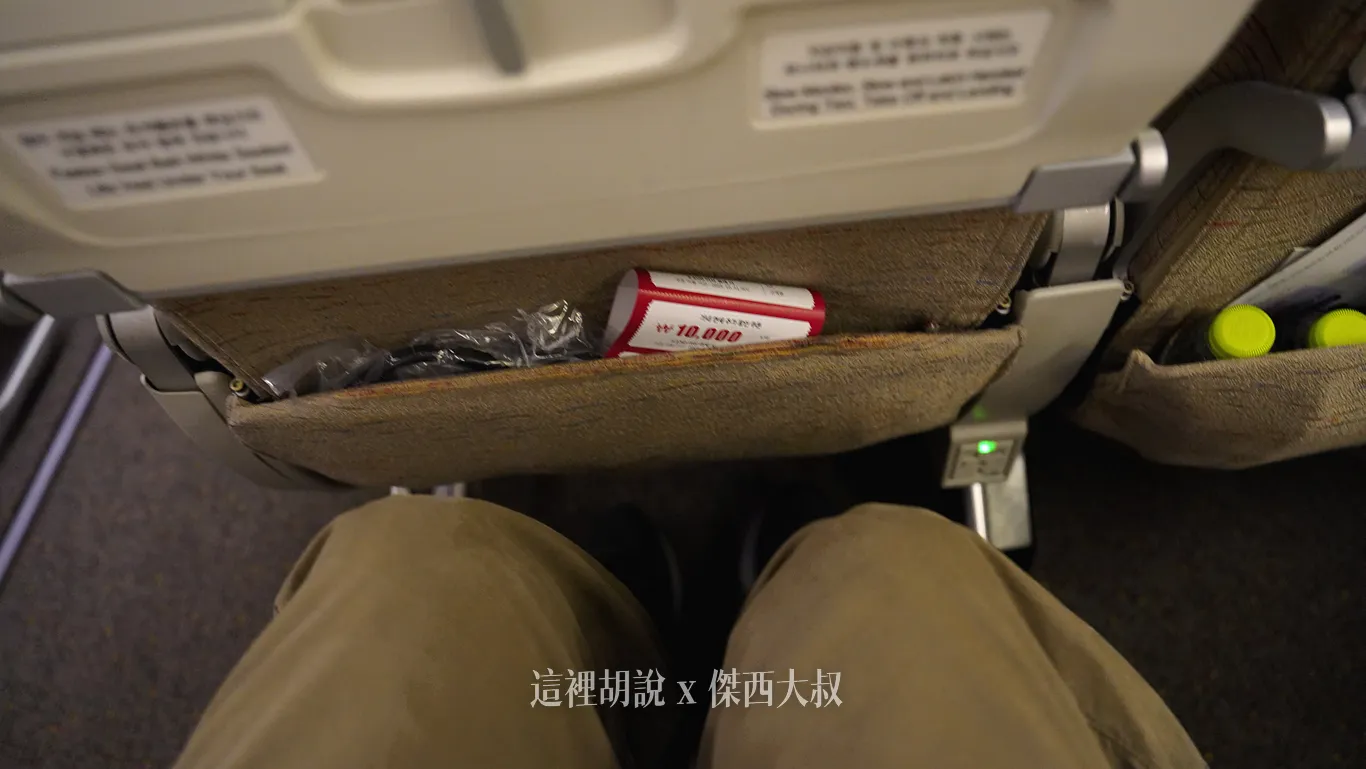 前後椅距算是寬敞，以傑西183的身高，還頂不到底