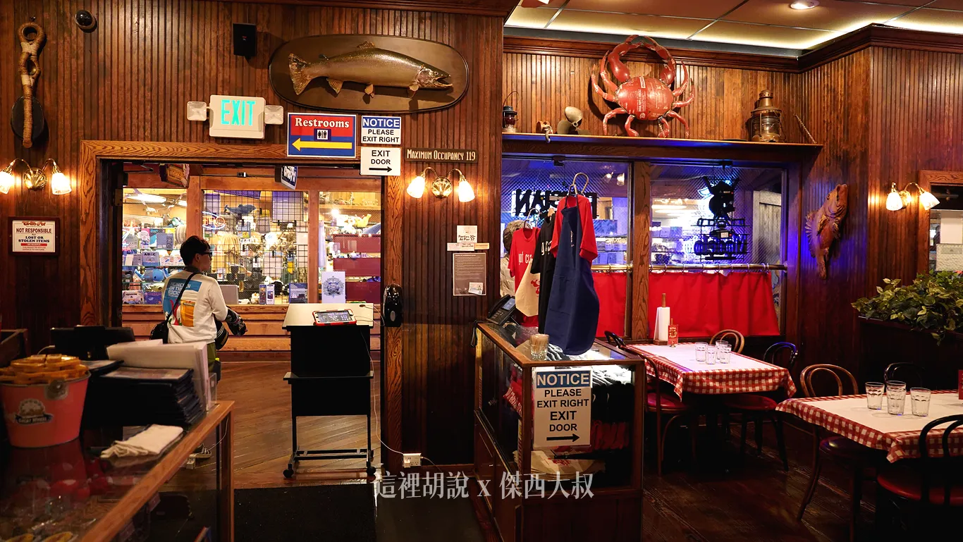 店面內還有很多他們自己出的周邊商品 店面內還有很多他們自己出的周邊商品
