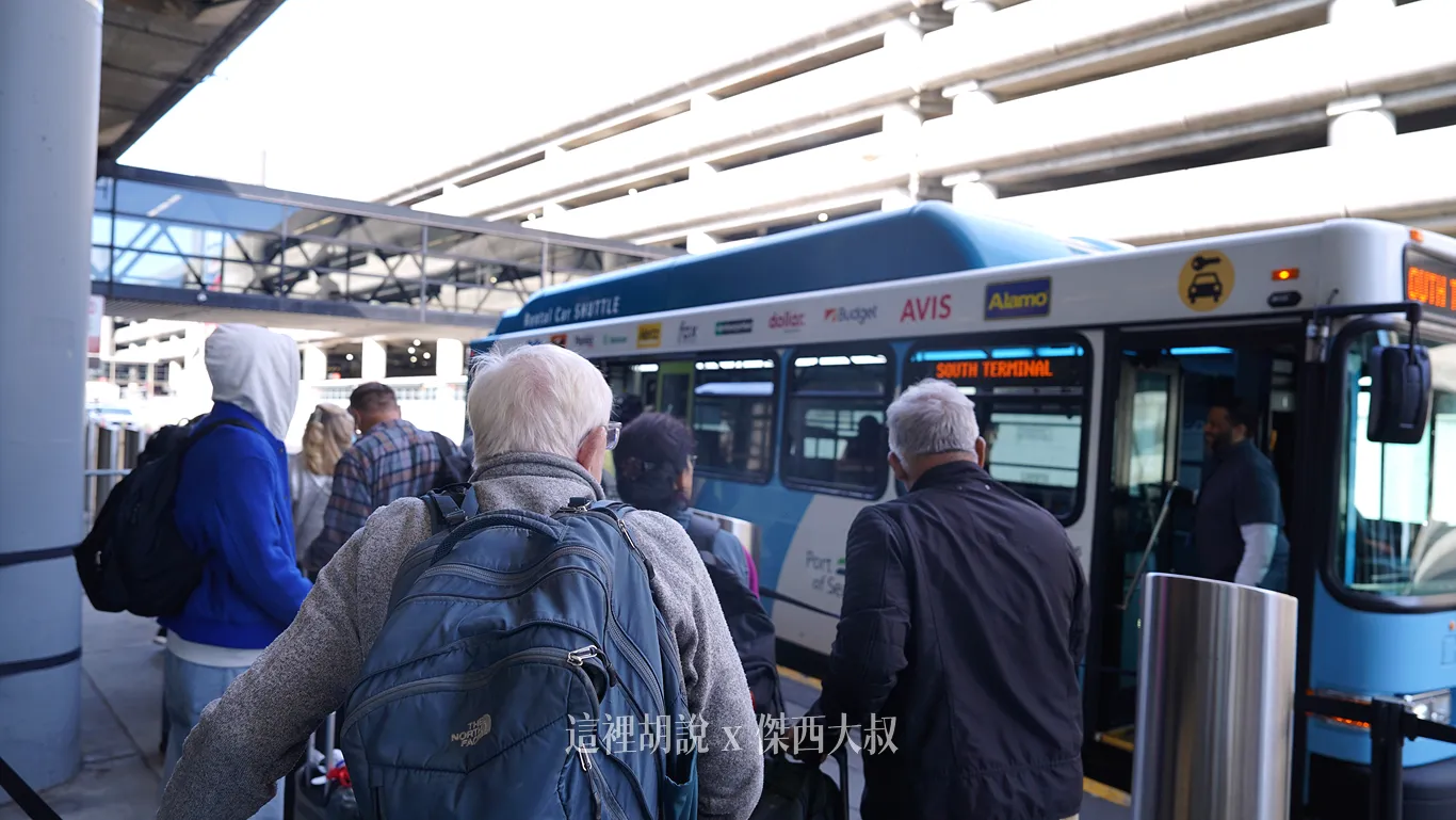 西雅圖租車服務的接駁車班次非常頻繁，錯過一班下一班很快就到了