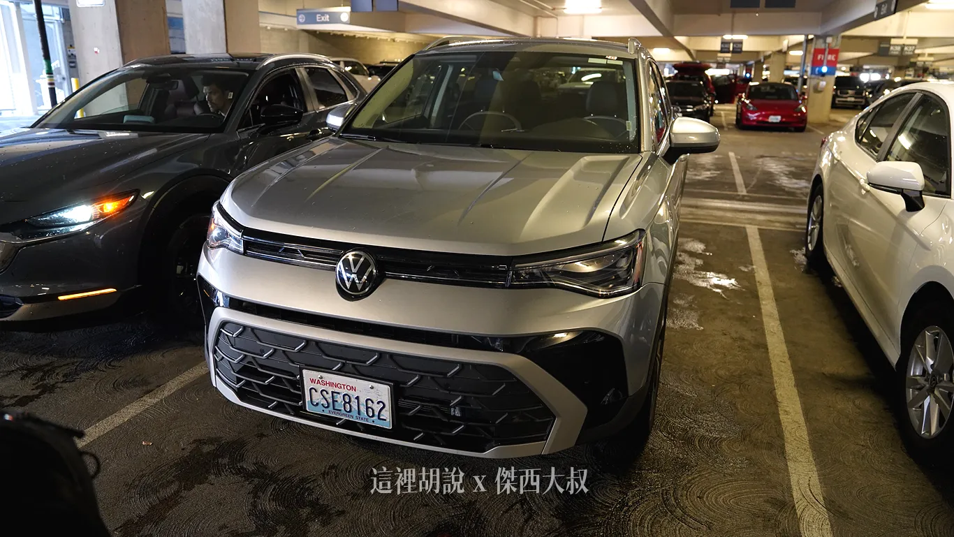 再完成租車的時候，他會給你停車位的號碼跟車牌號碼，請核對後再上車，鑰匙會直接放上面，同時間，也請繞行一圈確認一下車況有沒有其他明顯刮痕。