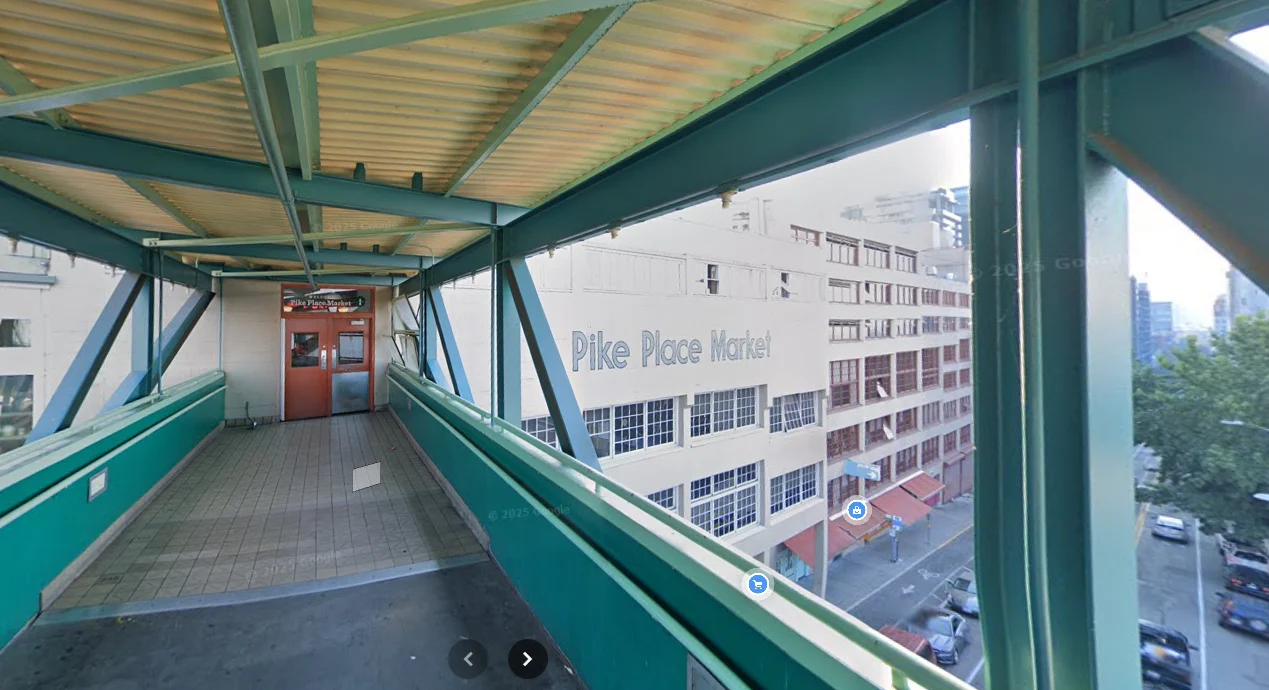七樓一出去就是連通派克市場的空橋完全不用爬樓梯 （圖片 GOOGLE MAP）
