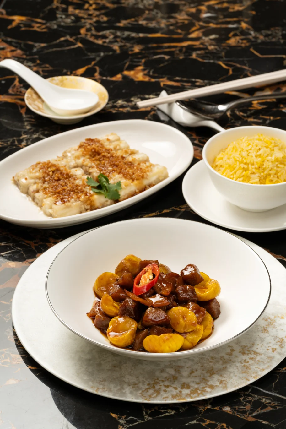 扁魚乾栗子燜豬肉粒，蒜香茄子配蛋炒飯