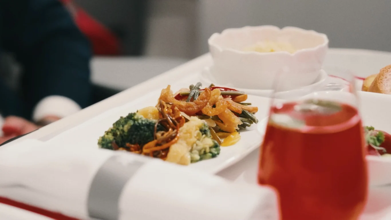 香港航空推出最新商務艙餐點 舌尖上的香港風景：大嶼山風情與自然獻禮 - 這裡胡說 JL TALKS