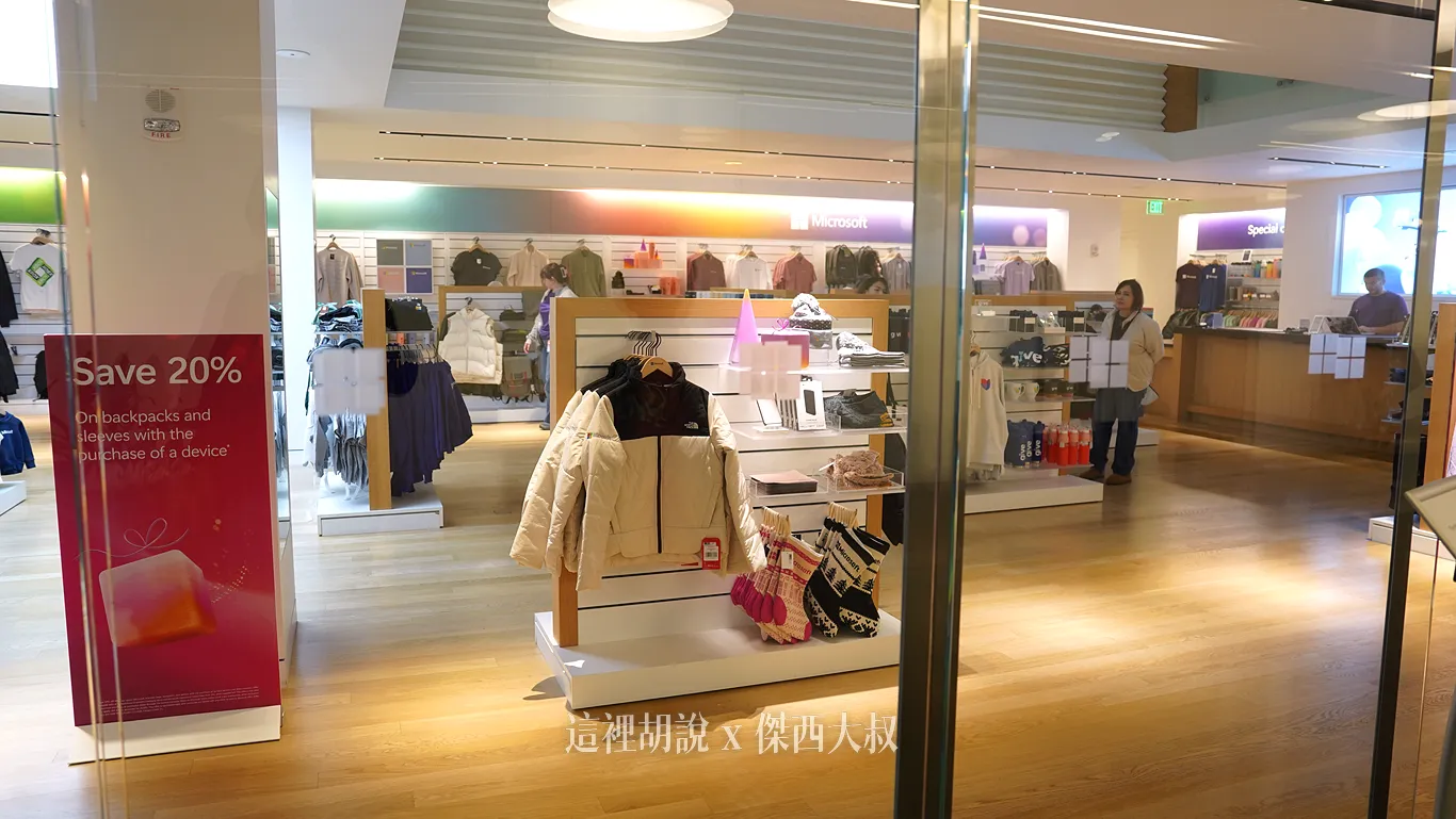 商店各種聯名品牌的衣服
