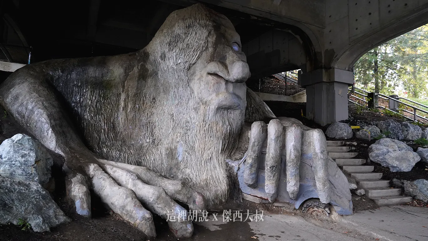 並沒有限制拍照的方式，很多人會爬到巨人身上拍照