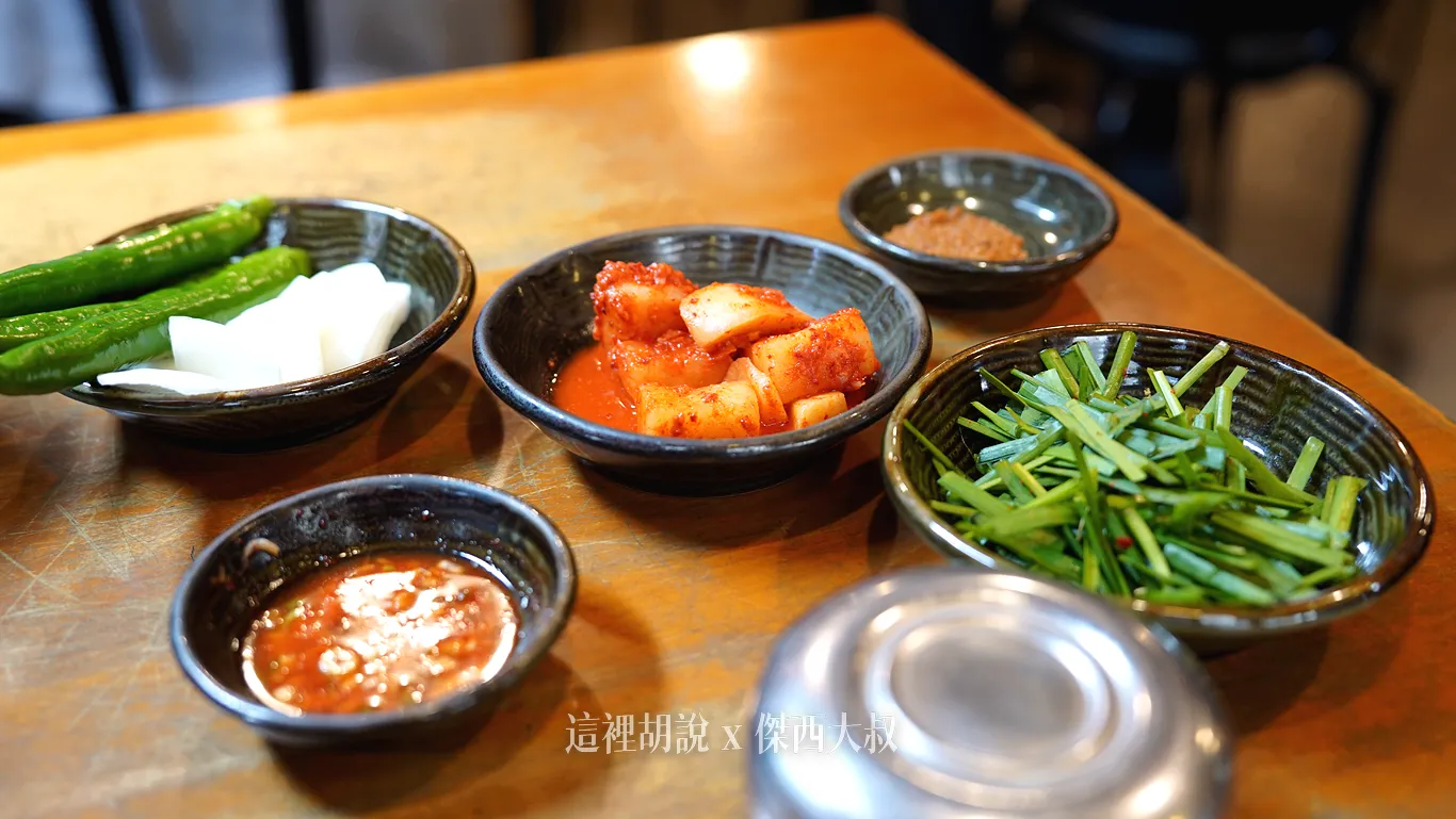 韭菜、蘿蔔泡菜、沾醬、白飯、辣椒洋蔥 韭菜、蘿蔔泡菜、沾醬、白飯、辣椒洋蔥