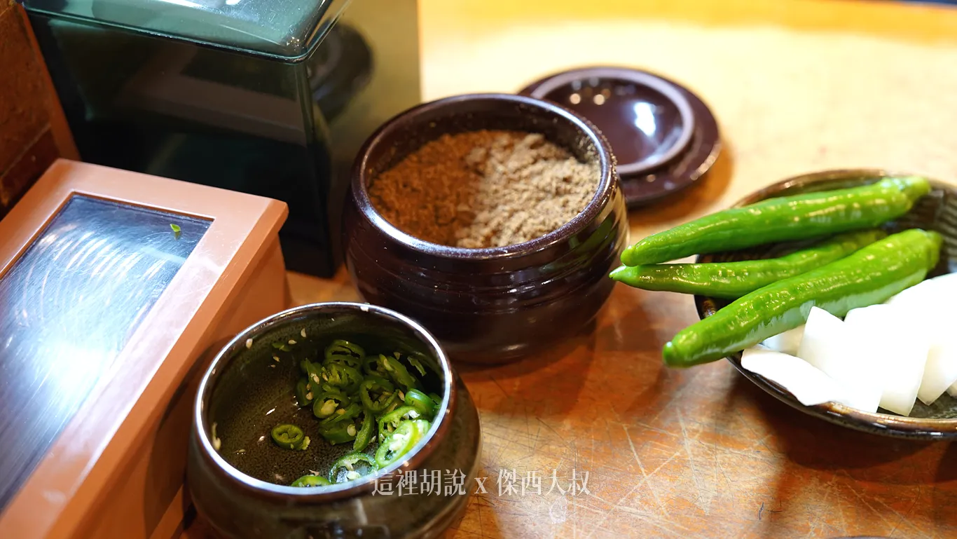 左邊是加入湯當中的辣椒、右邊是紫蘇粉 左邊是加入湯當中的辣椒、右邊是紫蘇粉