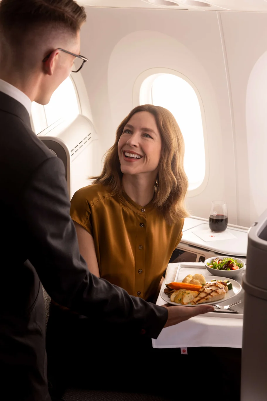 加拿大航空在商務艙提供卓越的餐點和酒水服務，連續多年被評選為北美最佳商務艙。（加拿大航空提供）