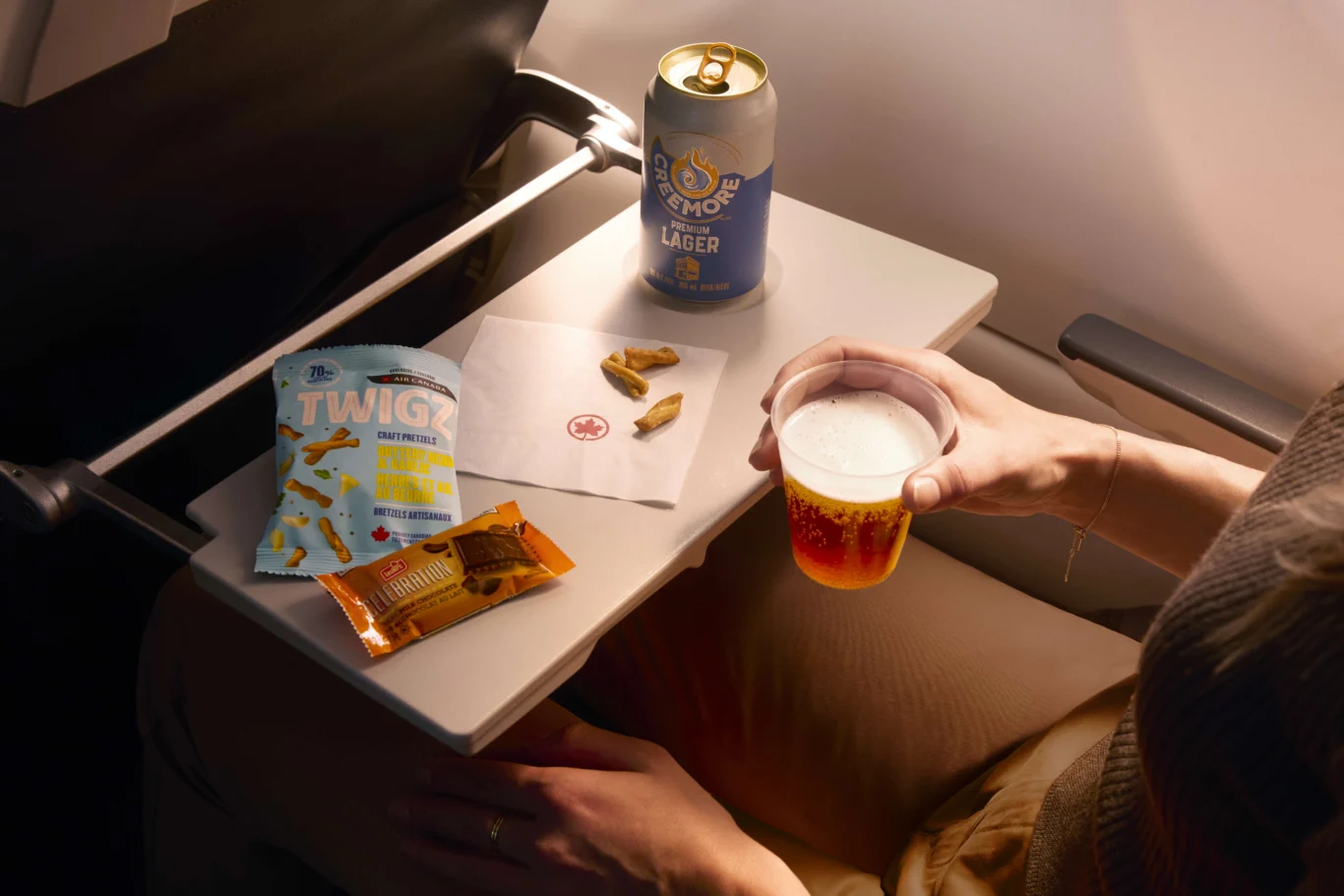 搭乘加拿大航空美加墨內陸段經濟艙，可享受當地知名零食品牌TWIGZ、Leclerc Celebration的小點心。（加拿大航空提供）