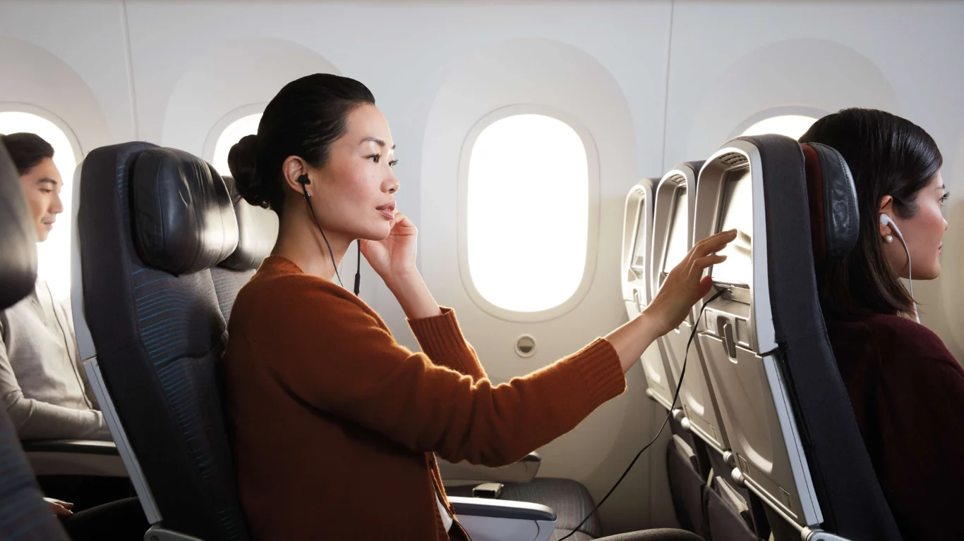 加拿大航空在經濟艙提供優質的機上設備，讓旅客在飛行過程中仍能沈浸在各式娛樂內容。（加拿大航空提供）
